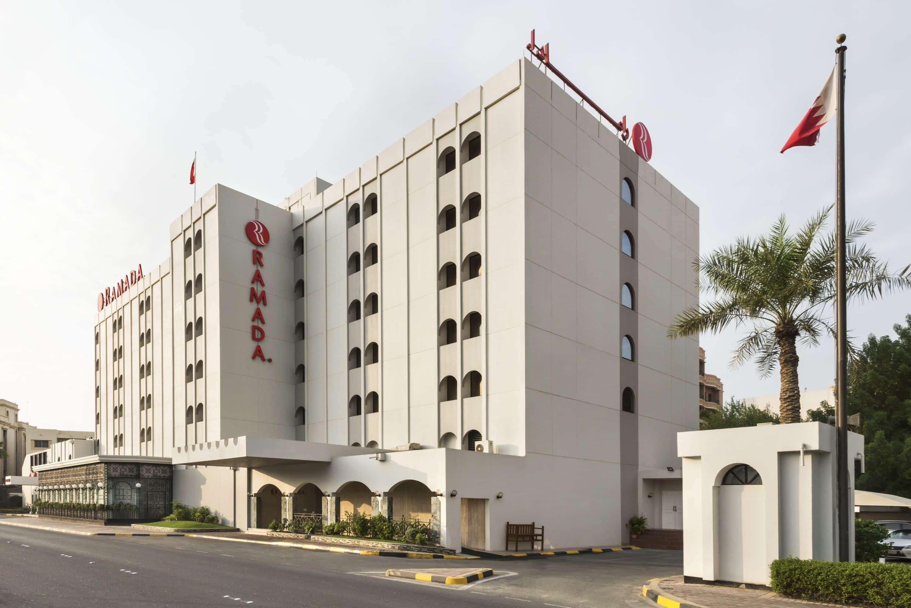 Отель Ramada By Wyndham Bahrain Манама Экстерьер фото